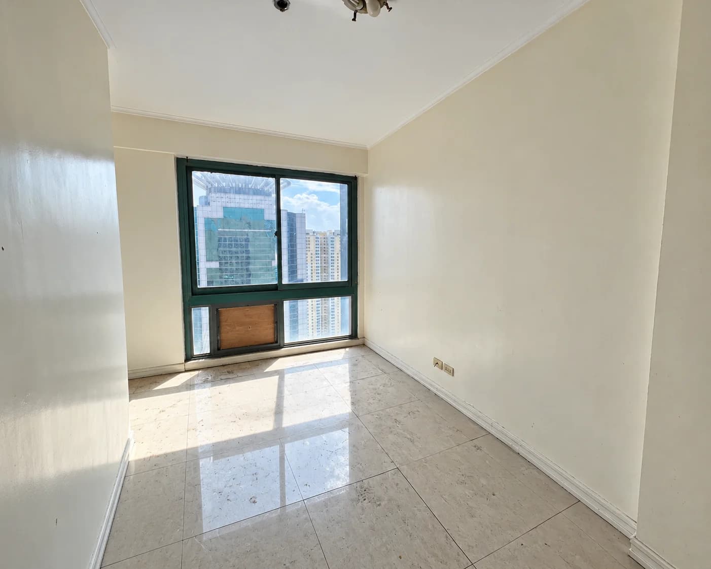 West Of Ayala Condominium | 3BR 115sqm Condo for Sale in Makati City