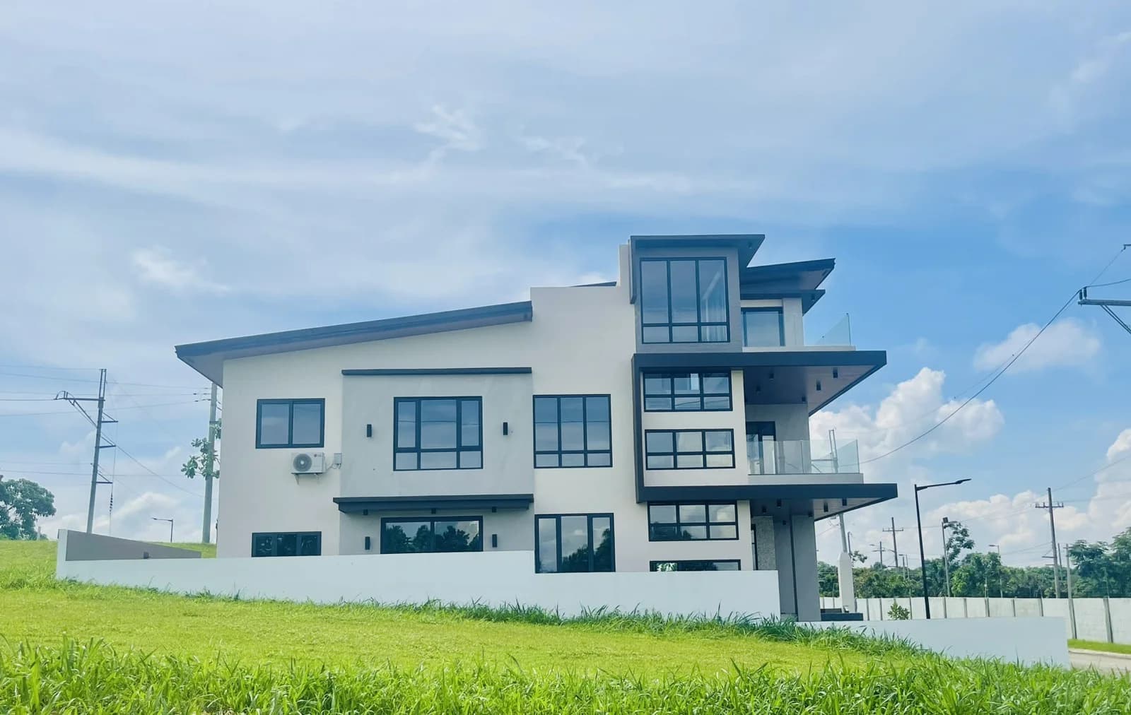Mondia | 4BR 450sqm House & Lot for Sale in Laguna