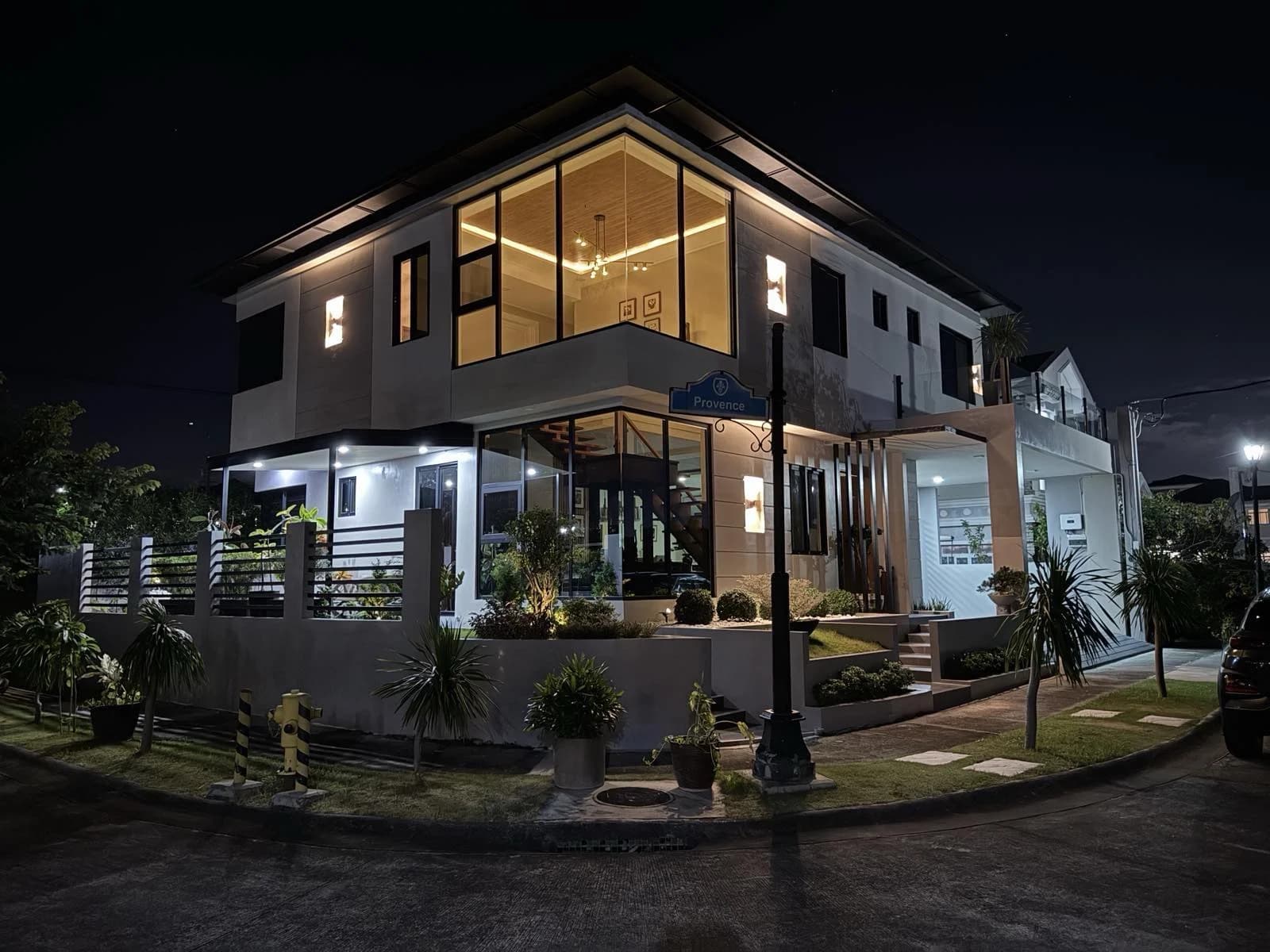 Chateaux De Paris South Forbes | 4BR 330sqm House & Lot for Sale in Cavite