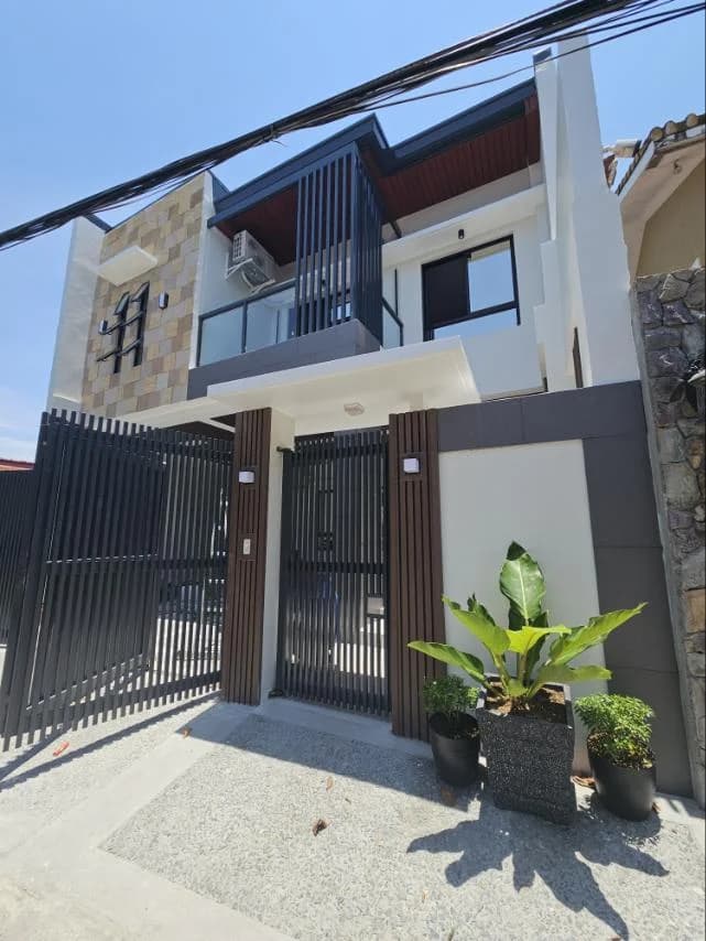 Italia 500 Bf Resort Village | 5BR 450sqm House & Lot for Sale in Las Piñas City