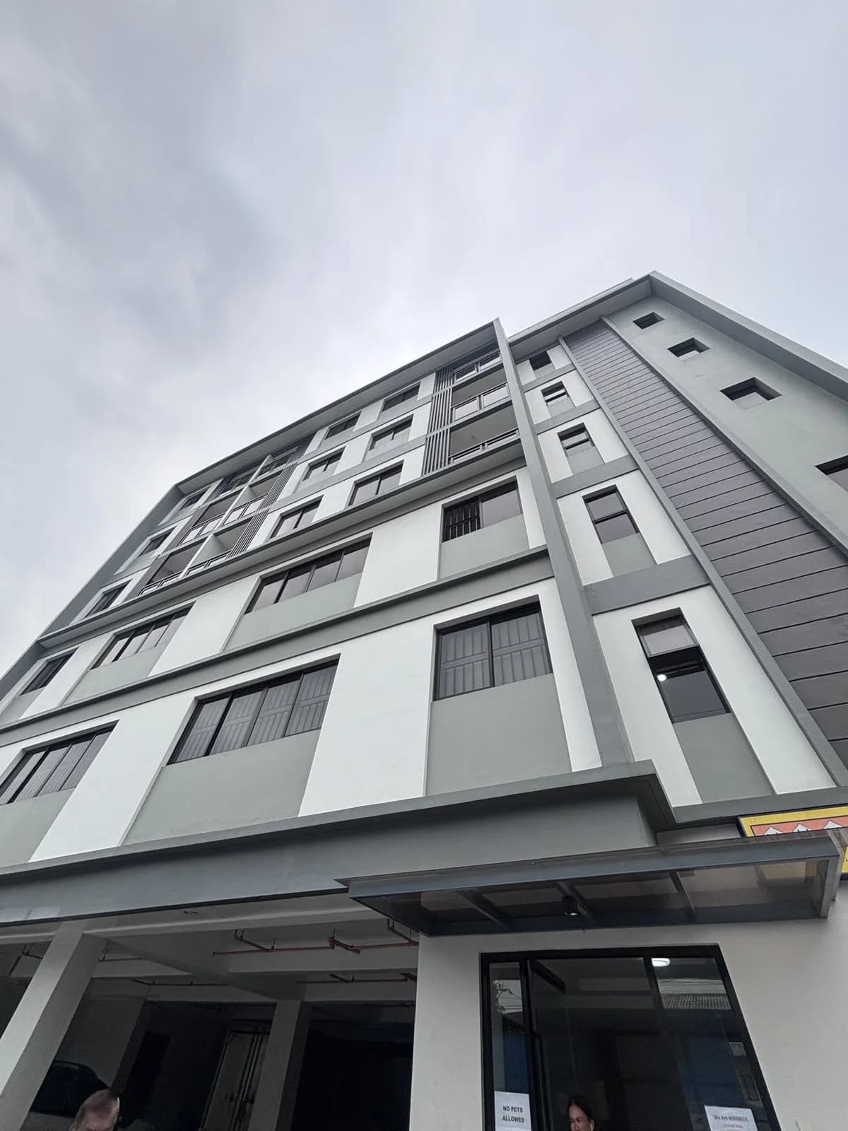 Makati Building Commercial Building | 2000sqm Commercial Space for Sale in Makati City