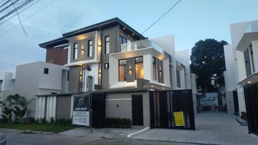 Garden Abelardo Homes Bf Parañaque | 5BR 302sqm Townhouse for Sale in Parañaque City