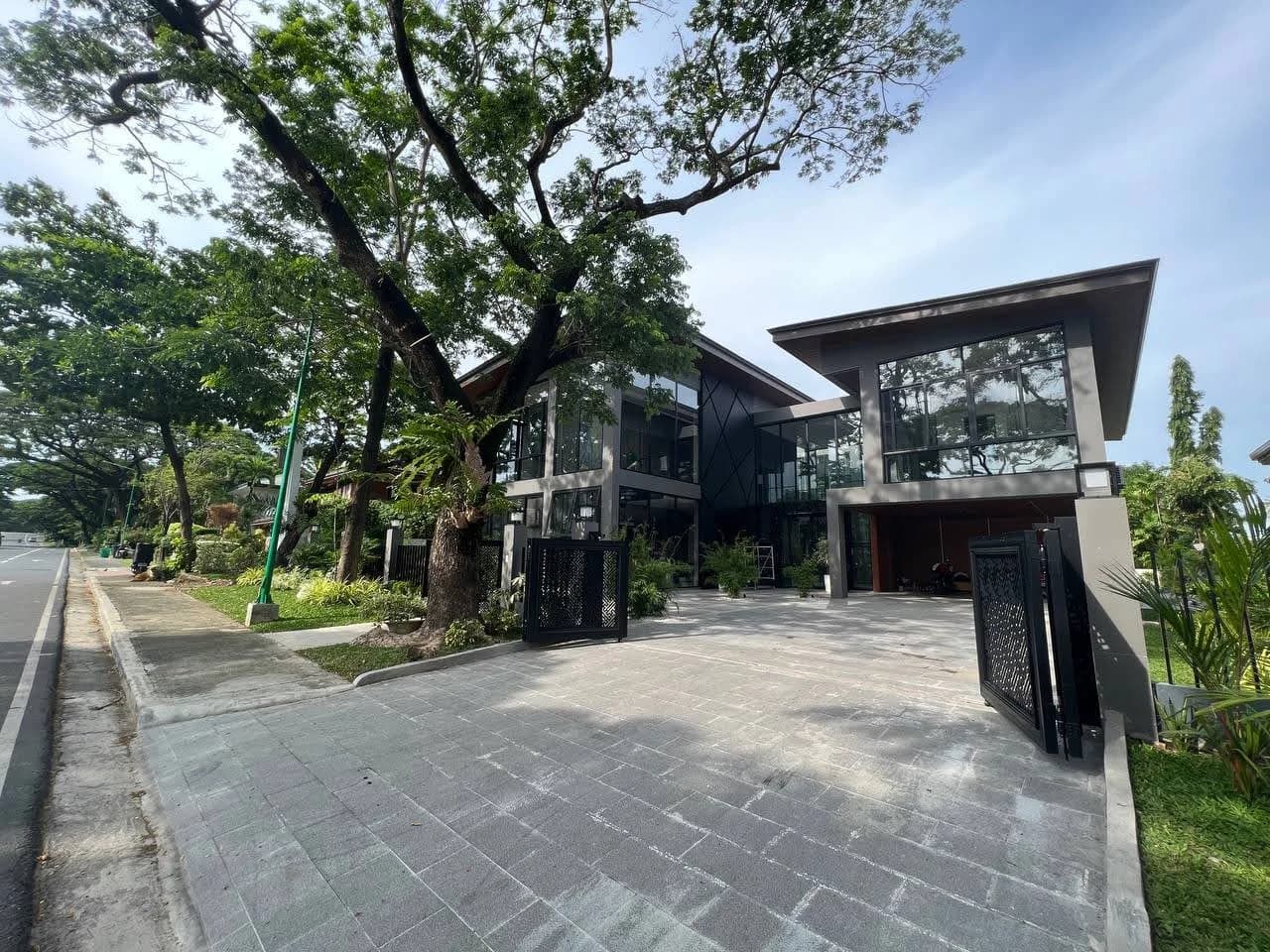Ayala Alabang | 5BR 980sqm House & Lot for Sale in Muntinlupa City