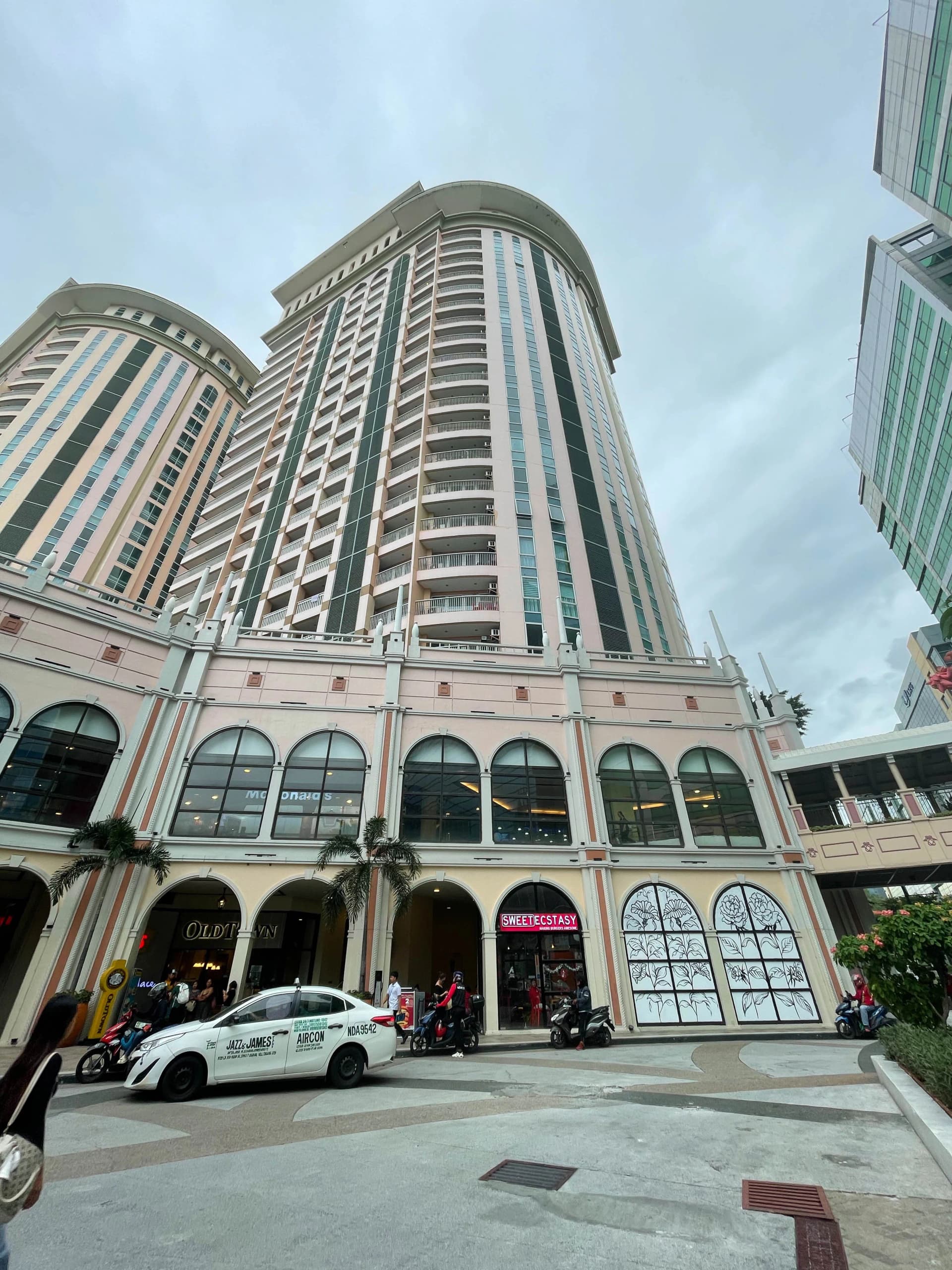 St. Mark Residences | Studio 40sqm Condo for Sale in Taguig City - Mckinley