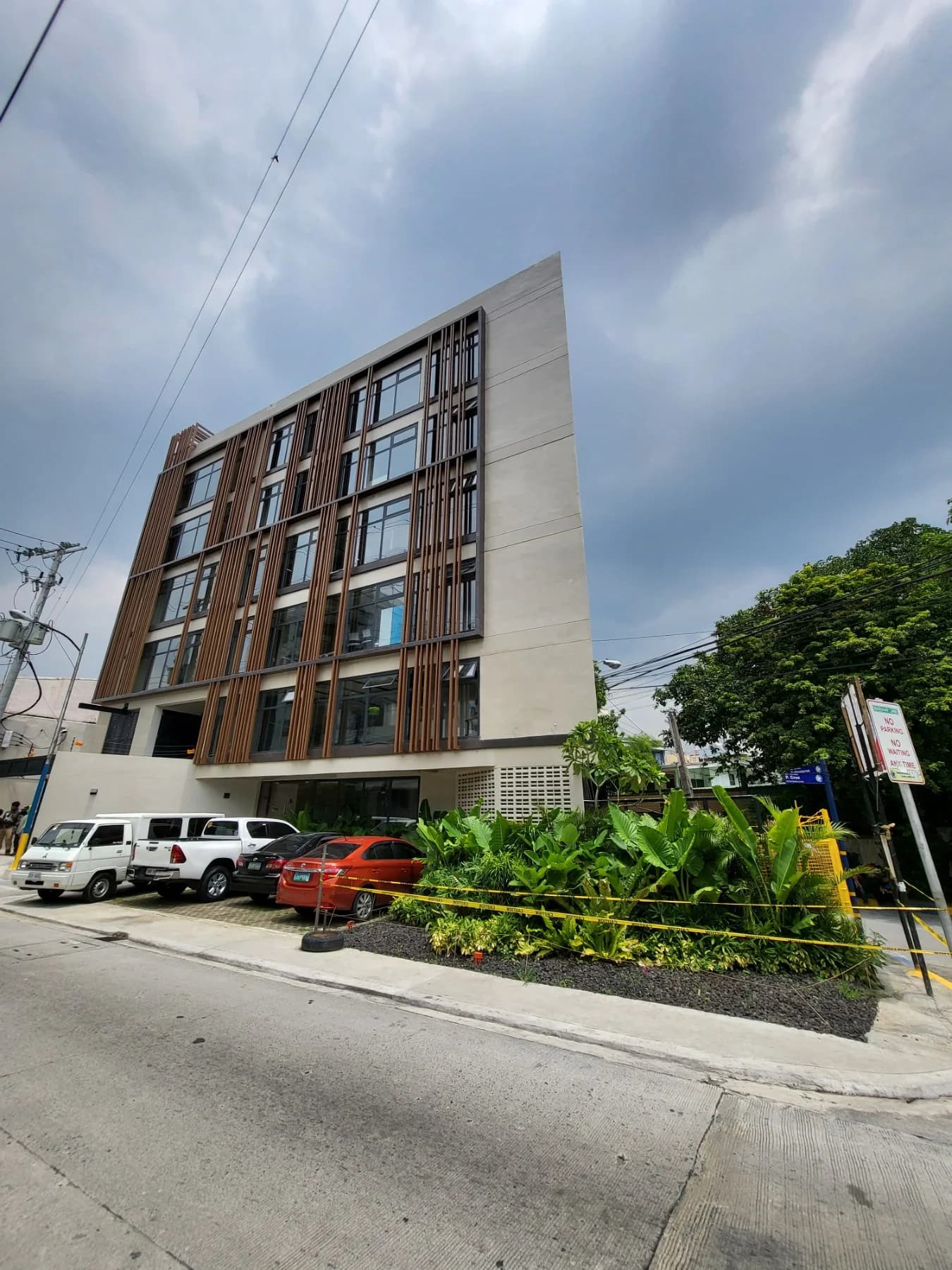 Transphil Office Building | 1067sqm Commercial Space for Sale in Mandaluyong City